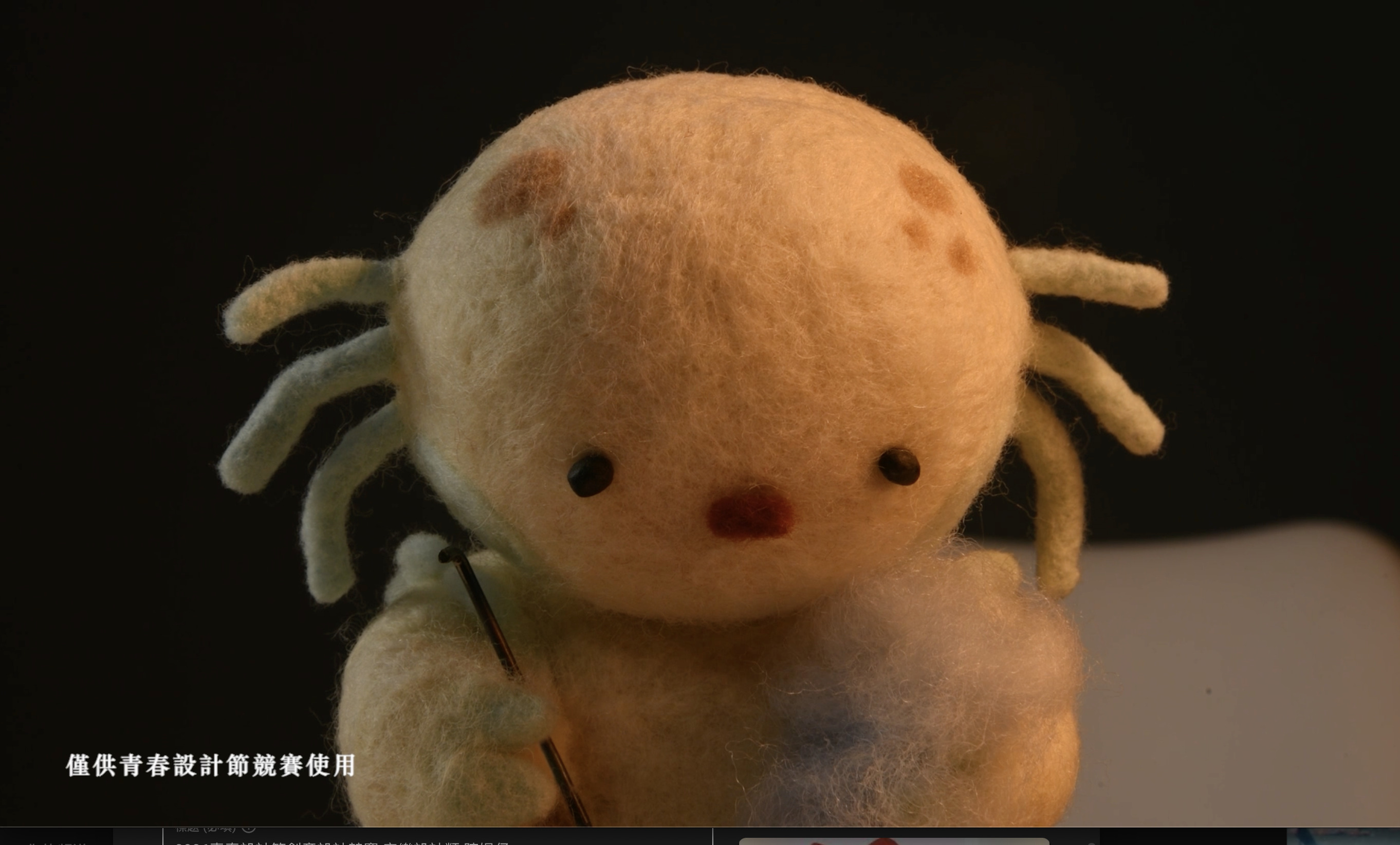 作品一：那些來自青春年華的創意。作品二：被焦慮拋棄的她。