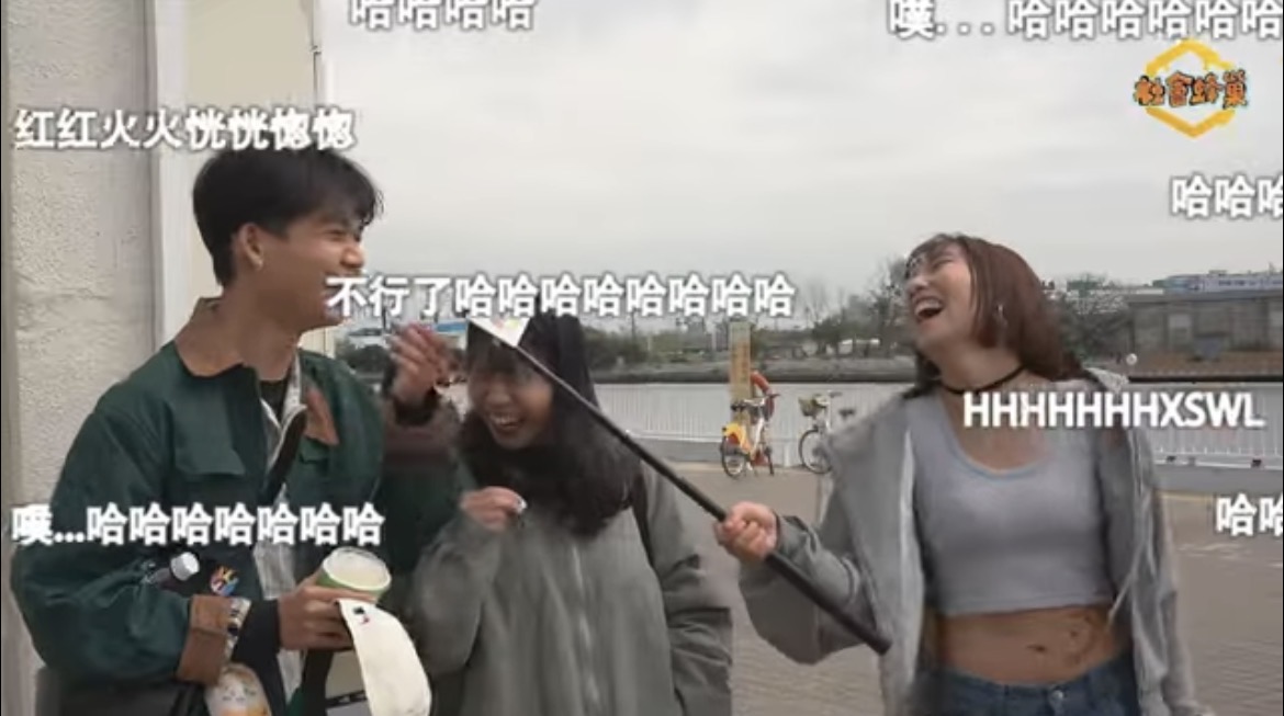 【社會蜂巢🐝 娛樂文化】 街訪突擊路人！現在年輕族群都在玩啥？高雄絕版景點一次看🤩網美店的老闆居然是校友‼️